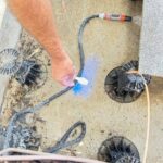 Mise en charge de la terrasse et dépôt de colorant traceur sous les dalles sur plots à Toulouse