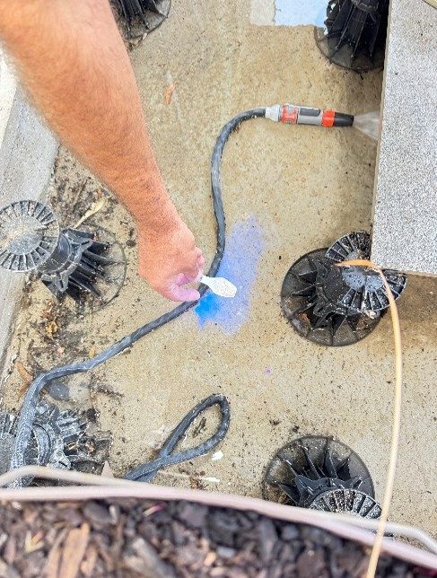 Mise en charge de la terrasse et dépôt de colorant traceur sous les dalles sur plots à Toulouse