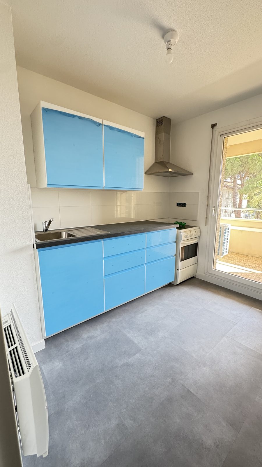 Montage de la cuisine neuve pendant les travaux à Blagnac