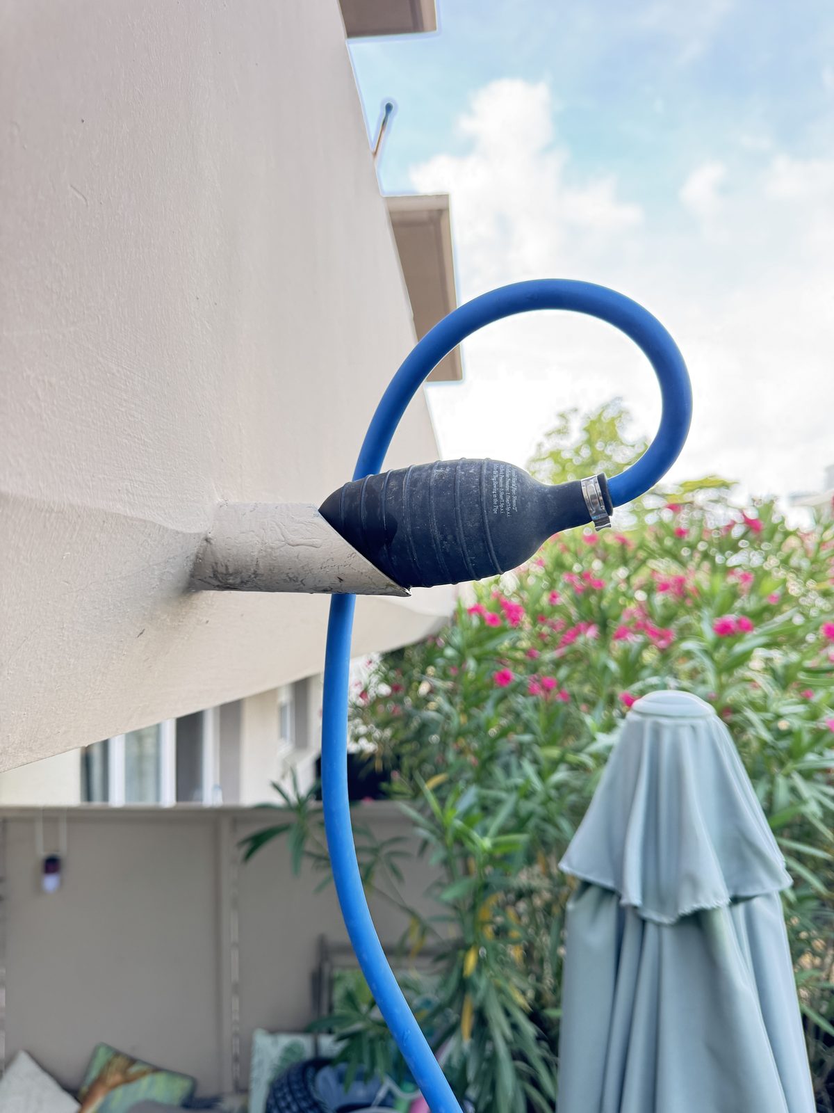 Obturateur gonflable en place dans la pissette de la terrasse pour la mise en charge à Toulouse