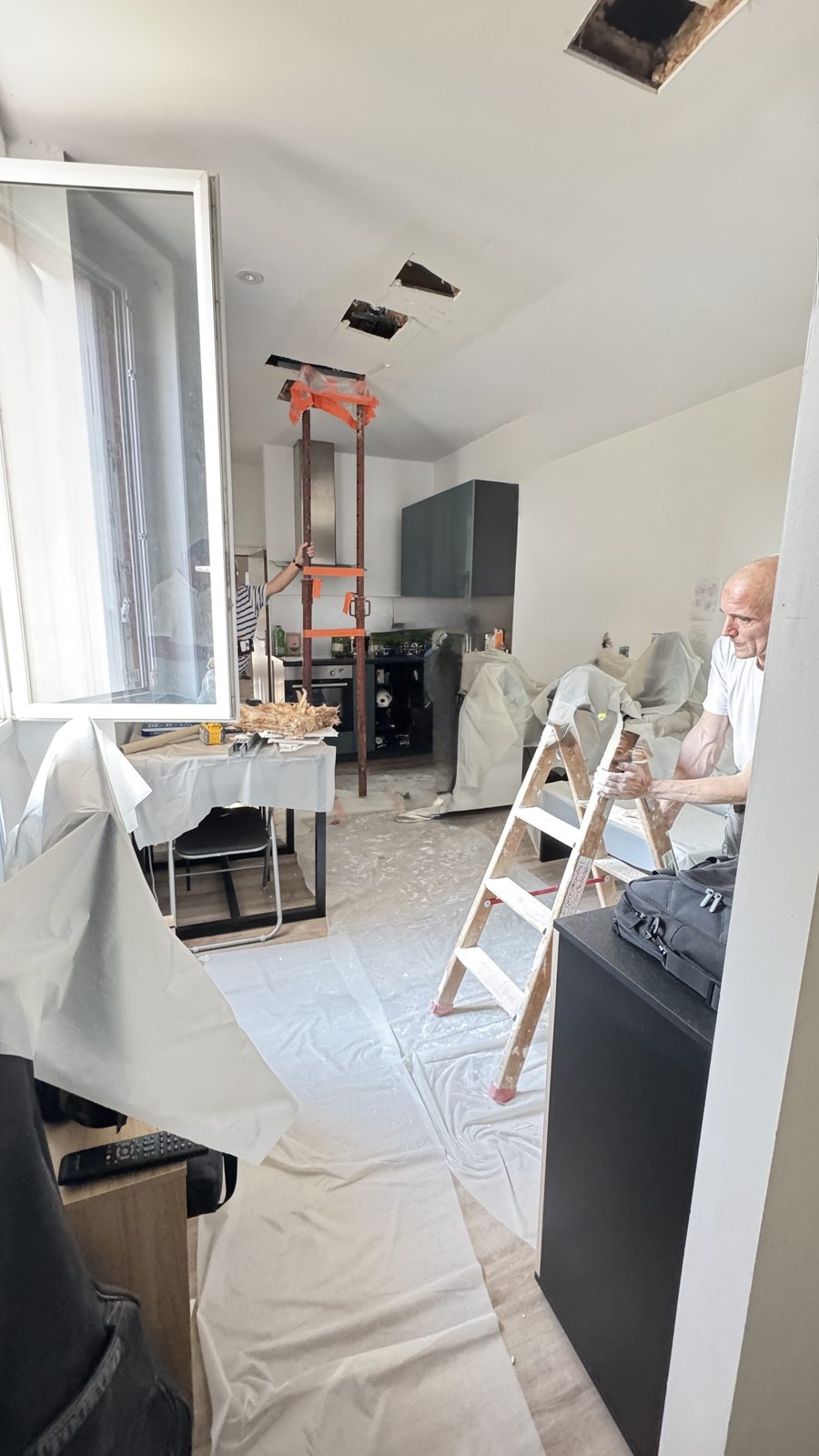 Ouvertures en faux plafond réalisées pour donner accès aux poutres porteuses au bureau d'étude à Toulouse