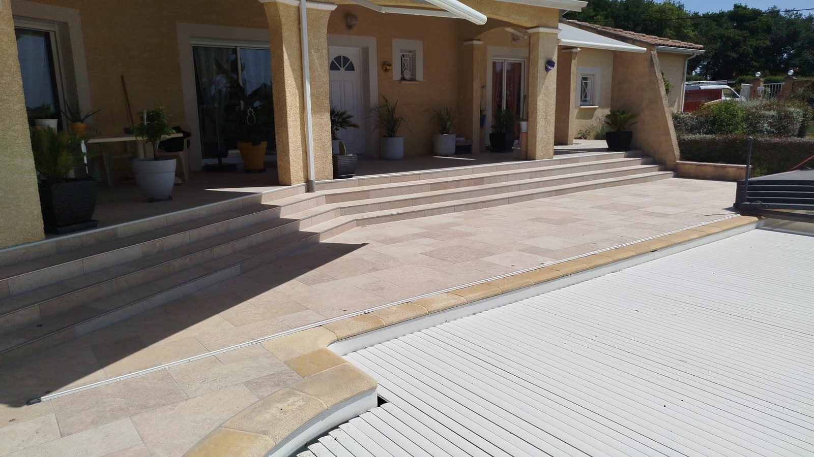 Réfection du carrelage d’une plage de piscine