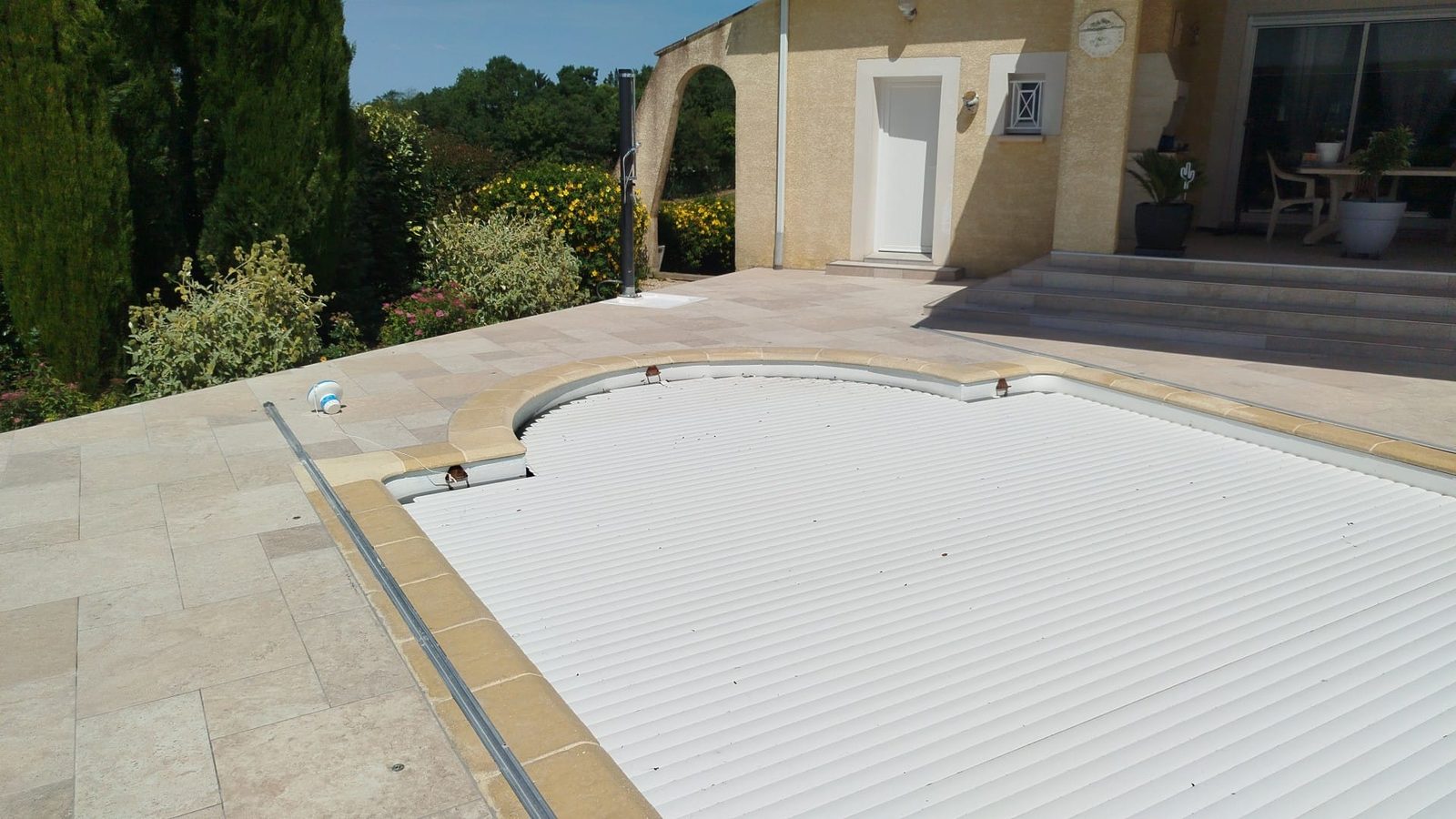 Plage de piscine neuve autour du bassin, équipements conservés, après travaux à Encausse