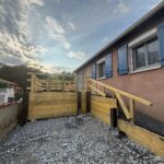 Plateforme d'accès reconstruite en bois avec rambarde le long de la maison après travaux à Castres