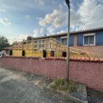 Plateforme d'accès en bois vue depuis la rue après travaux à Castres