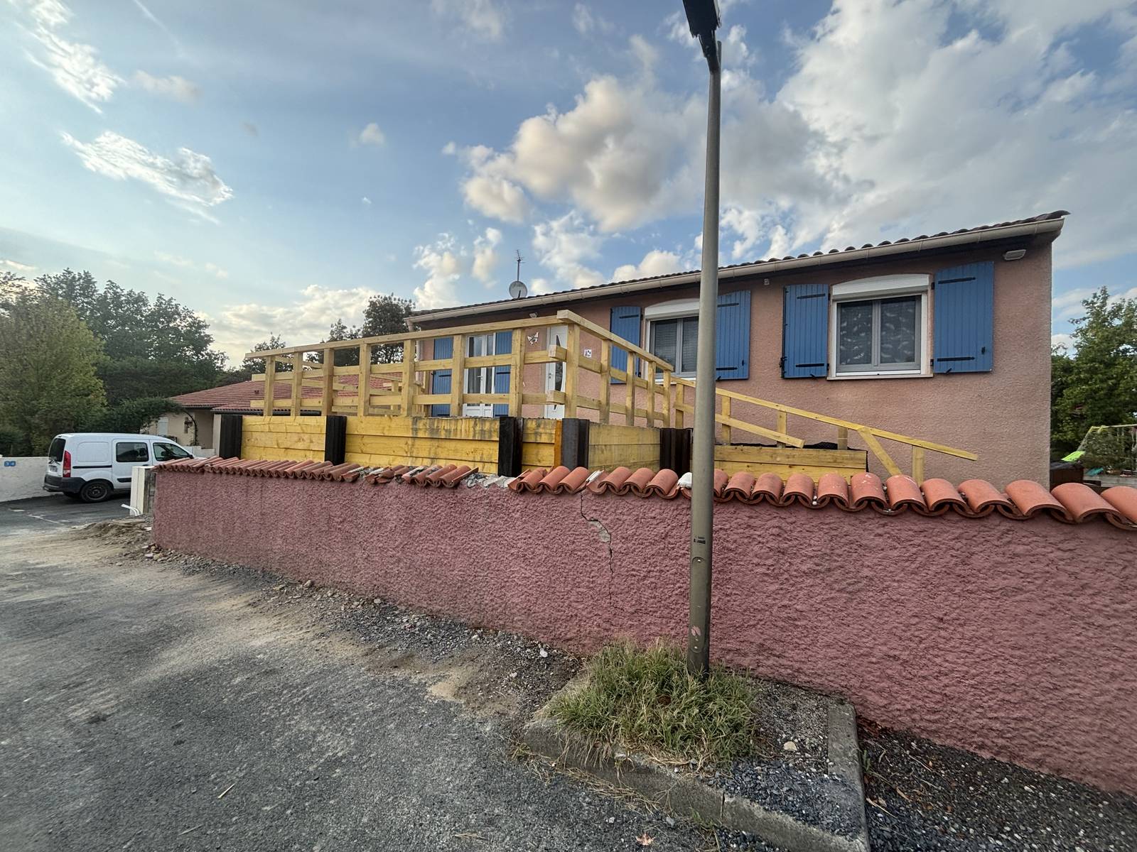 Plateforme d'accès en bois vue depuis la rue après travaux à Castres