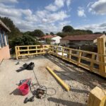 Plateforme remblayée et nivelée avec rambarde bois en place pendant les travaux à Castres
