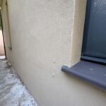 Platines de fixation posées de part et d'autre d'une fissure près d'un angle de fenêtre à Belflou