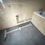 Plomberie en attente et implantation du nouveau meuble vasque pendant les travaux à Blagnac