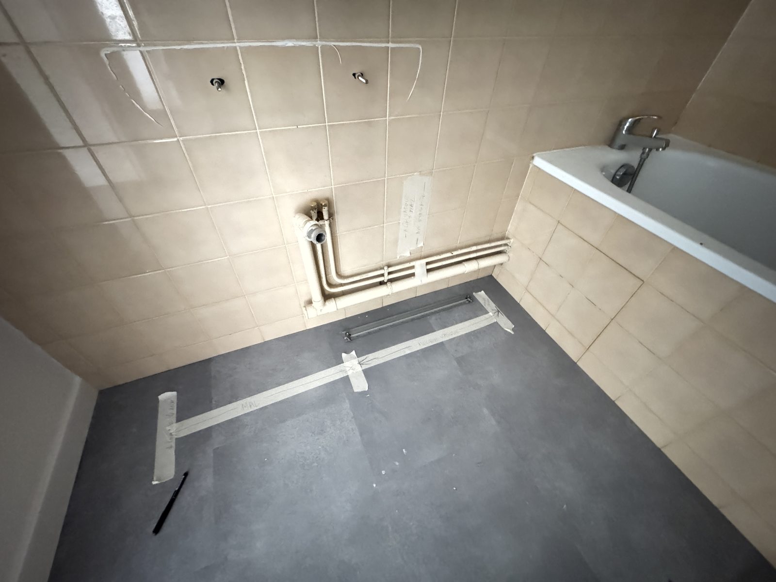 Plomberie en attente et implantation du nouveau meuble vasque pendant les travaux à Blagnac