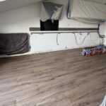 Carrelage neuf posé et attentes de la cuisine en cours de remontage pendant les travaux à Saint-Orens-de-Gameville