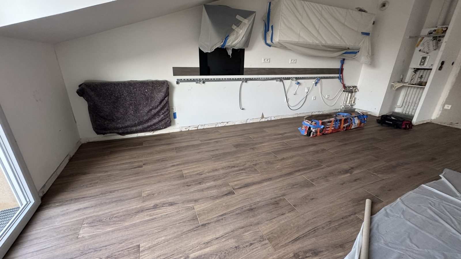 Carrelage neuf posé et attentes de la cuisine en cours de remontage pendant les travaux à Saint-Orens-de-Gameville