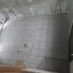 Pose du nouveau carrelage au sol pendant les travaux à Saint-Orens-de-Gameville