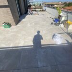 Pose des dalles sur plots en cours sur la terrasse du dernier étage à Toulouse