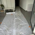 Cheminement protégé dans le logement pour l'évacuation des matériaux pendant les travaux à Toulouse