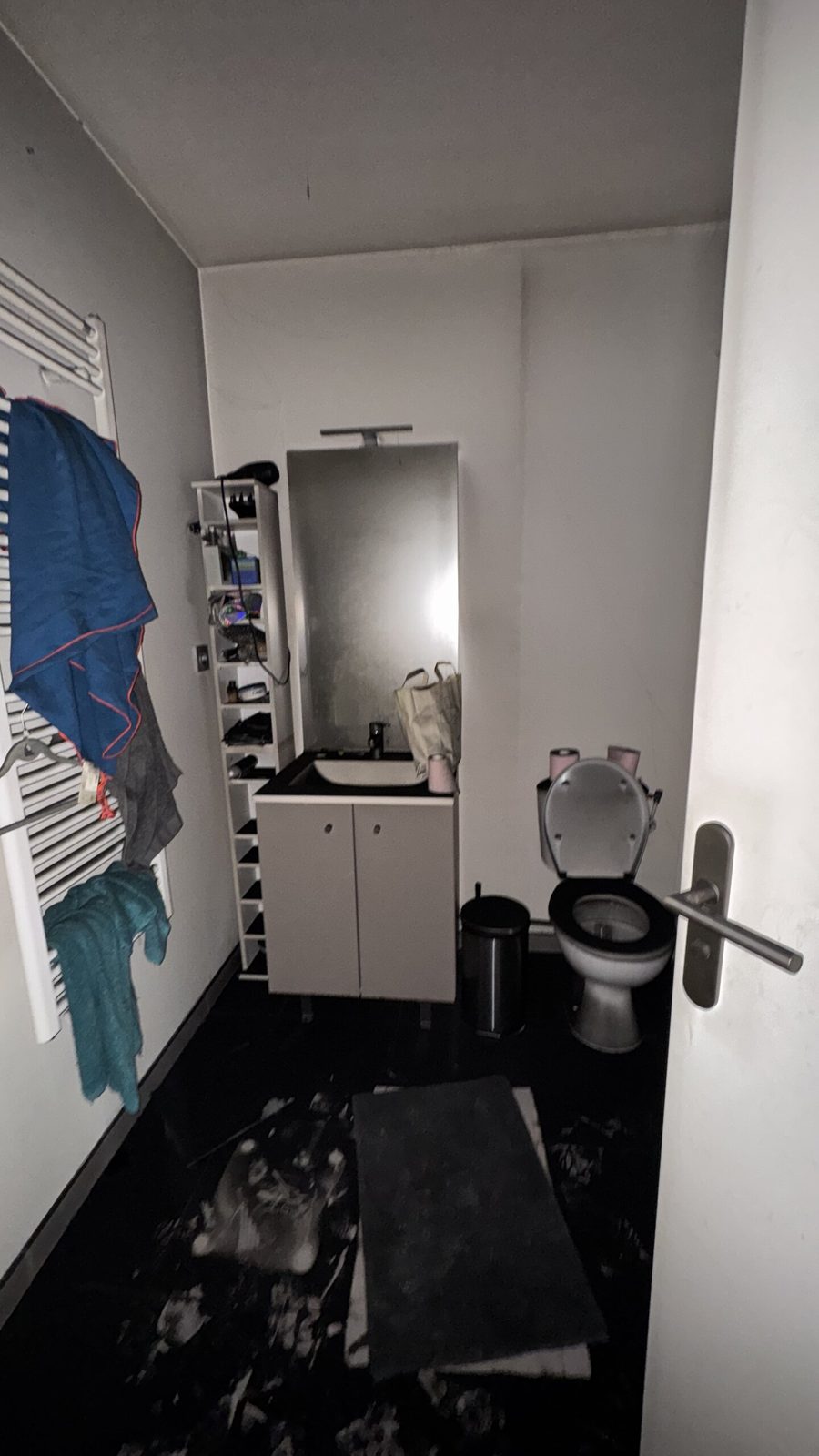 Salle d'eau encrassée par les suies après l'incendie, avant travaux, à Saint-Orens-de-Gameville