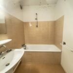 Salle de bains ancienne marquée par l'humidité avant travaux à Blagnac