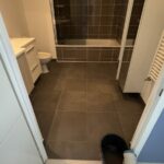 Salle de bains avec son carrelage au sol neuf après travaux à Saint-Orens-de-Gameville