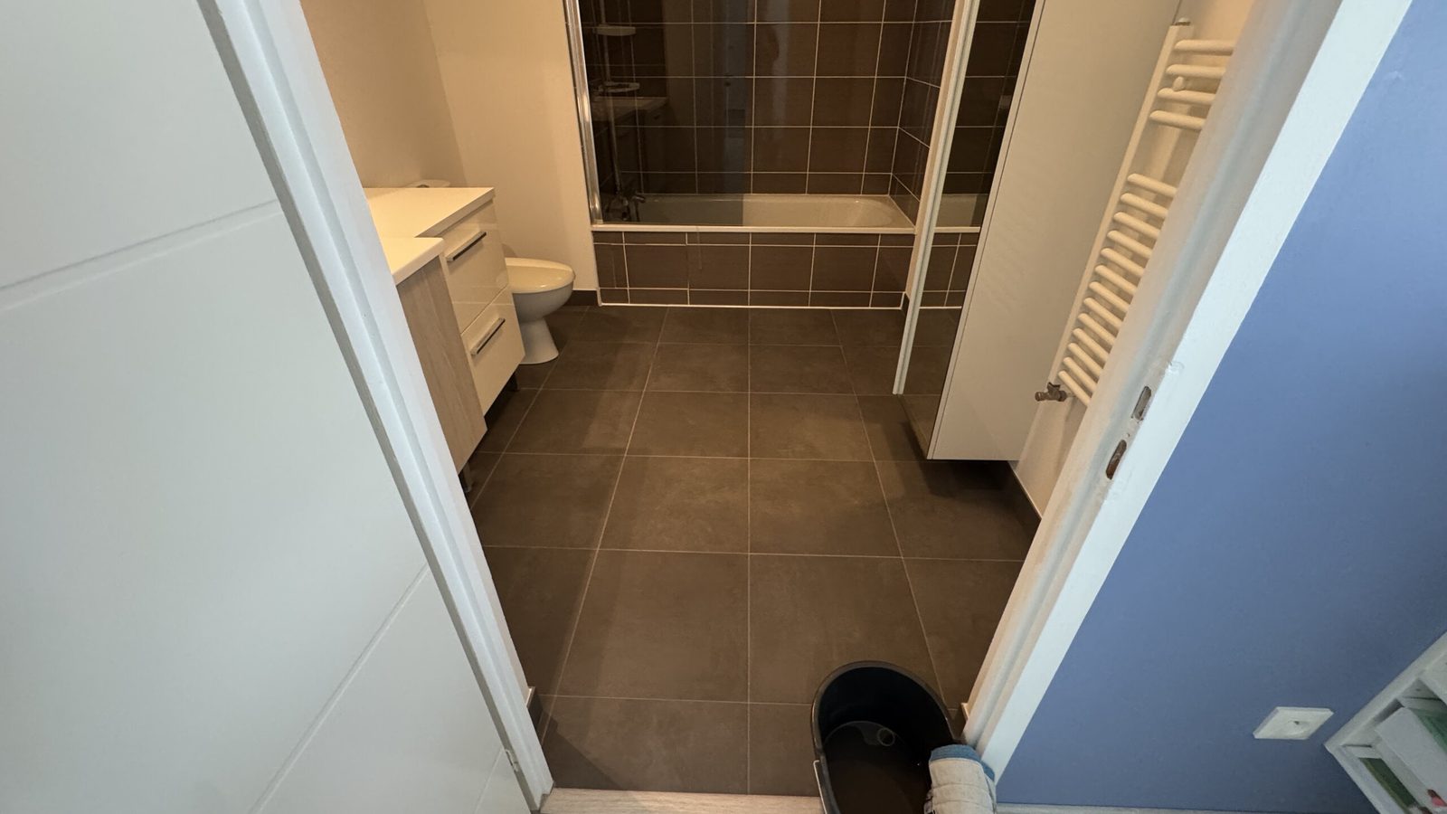 Salle de bains avec son carrelage au sol neuf après travaux à Saint-Orens-de-Gameville