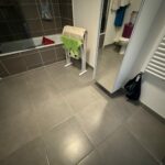 Salle de bains avec son carrelage au sol d'origine avant travaux à Saint-Orens-de-Gameville