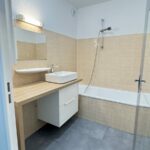 Salle de bains réagencée avec meuble vasque suspendu après travaux à Blagnac
