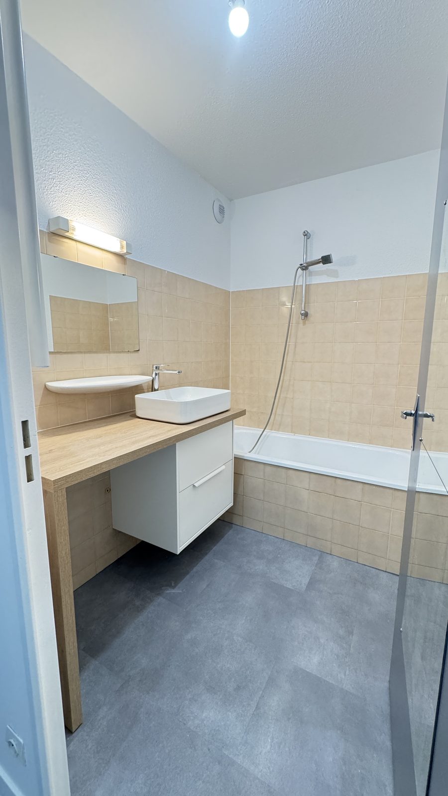 Salle de bains réagencée avec meuble vasque suspendu après travaux à Blagnac