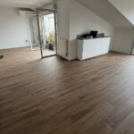 Séjour de l'appartement avec le carrelage neuf grand format après travaux à Saint-Orens-de-Gameville