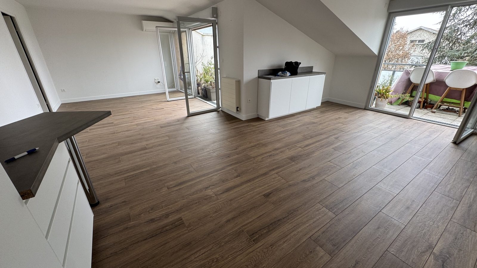 Séjour de l'appartement avec le carrelage neuf grand format après travaux à Saint-Orens-de-Gameville