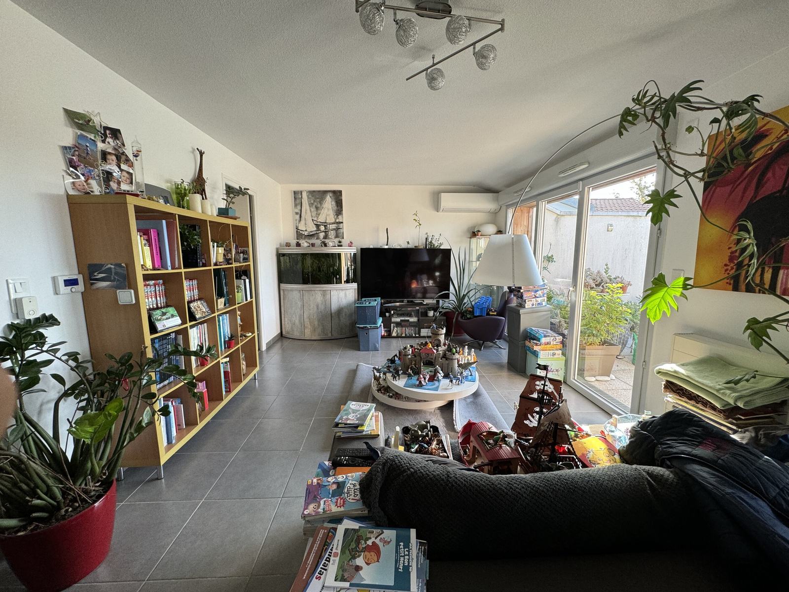 Séjour de l'appartement avec le carrelage d'origine avant travaux à Saint-Orens-de-Gameville
