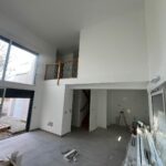 Séjour cathédrale et mezzanine repeints pendant les travaux à Saint-Orens-de-Gameville
