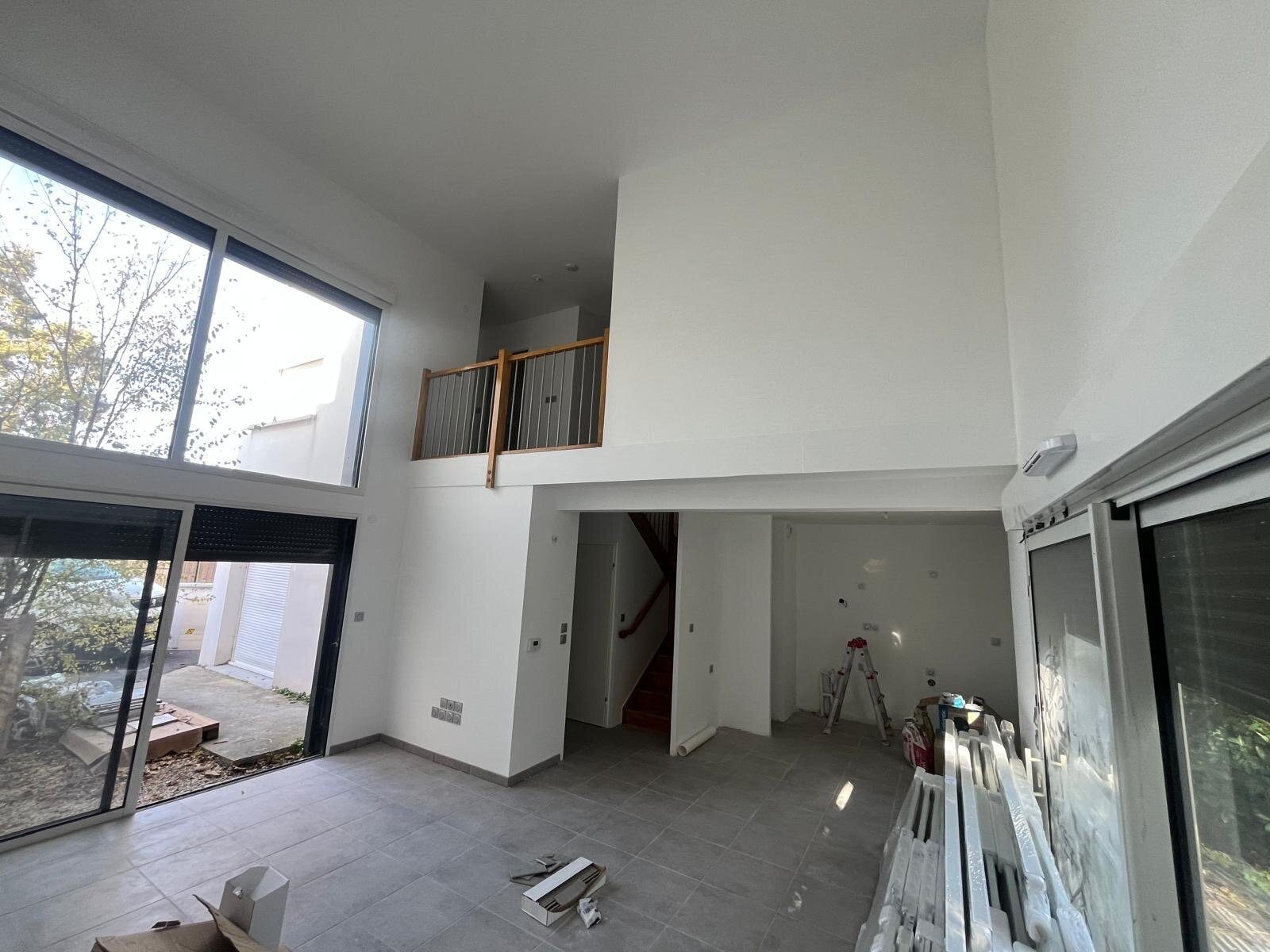 Séjour cathédrale et mezzanine repeints pendant les travaux à Saint-Orens-de-Gameville