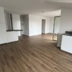 Séjour et cuisine remontée sur le carrelage neuf après travaux à Saint-Orens-de-Gameville