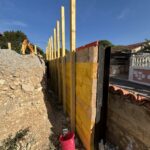 Plateforme remblayée et nivelée avec rambarde bois en place pendant les travaux à Castres