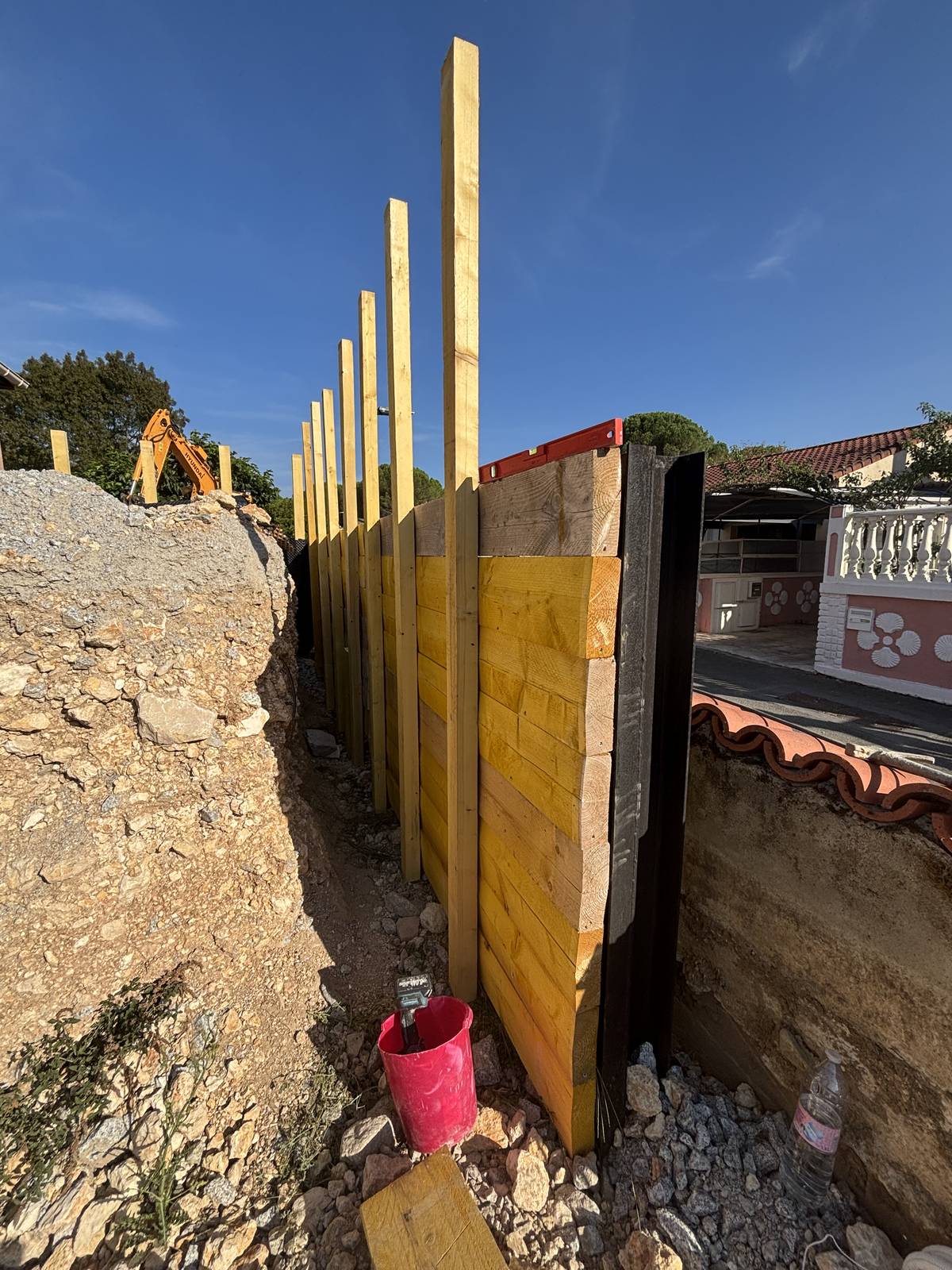 Plateforme remblayée et nivelée avec rambarde bois en place pendant les travaux à Castres