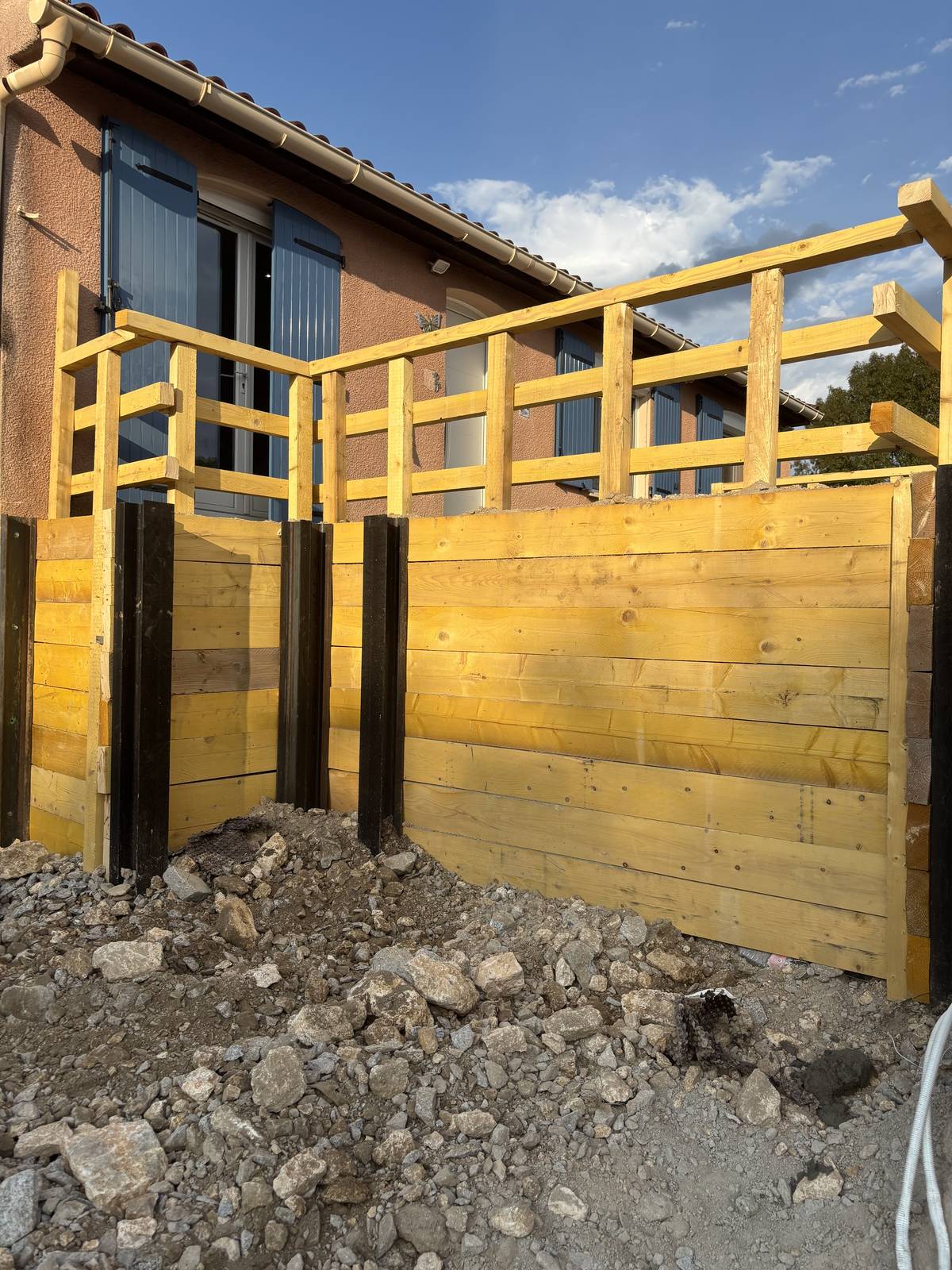 Soutènement bois et chevrons dressés en potences le long de la fouille pendant les travaux à Castres