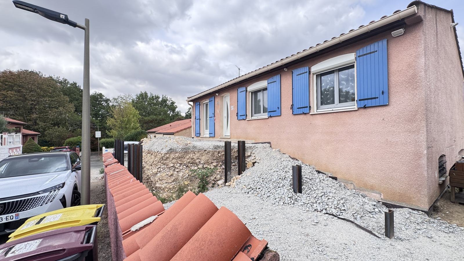 Talus effondré et clôture affaissée coupant l'accès à la maison avant travaux à Castres