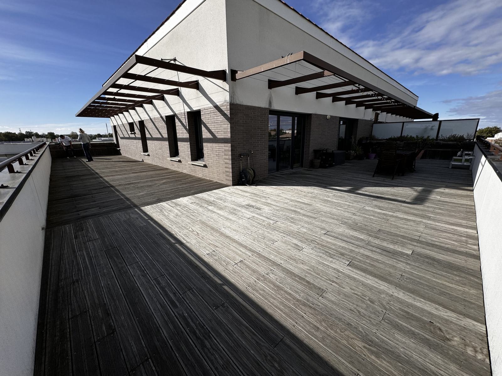 Vue d'ensemble de la terrasse bois d'attique avant travaux à Toulouse