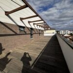 Terrasse bois filante usée le long de la façade avant travaux à Toulouse
