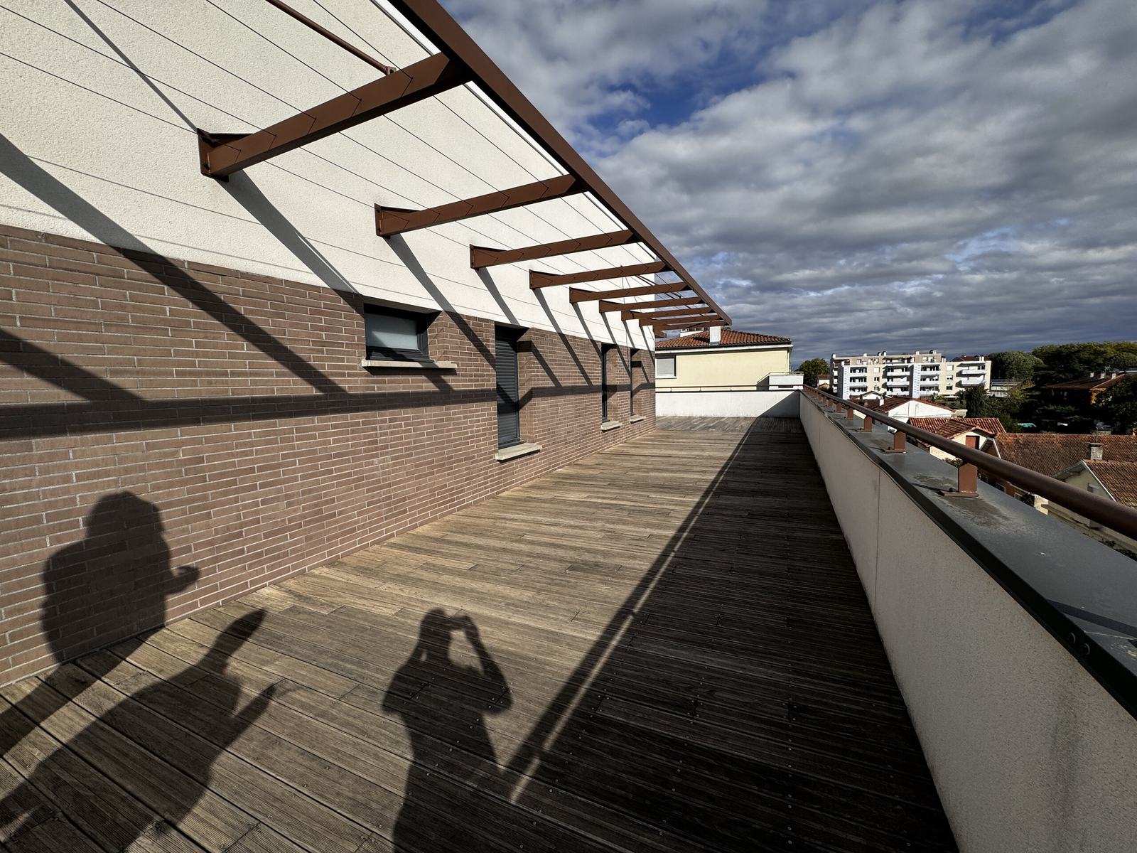 Terrasse bois filante usée le long de la façade avant travaux à Toulouse