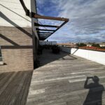 Terrasse bois grisée sous la pergola du dernier étage avant travaux à Toulouse