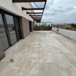 Terrasse d'attique refaite en dalles sur plots après travaux dans un collectif à Toulouse