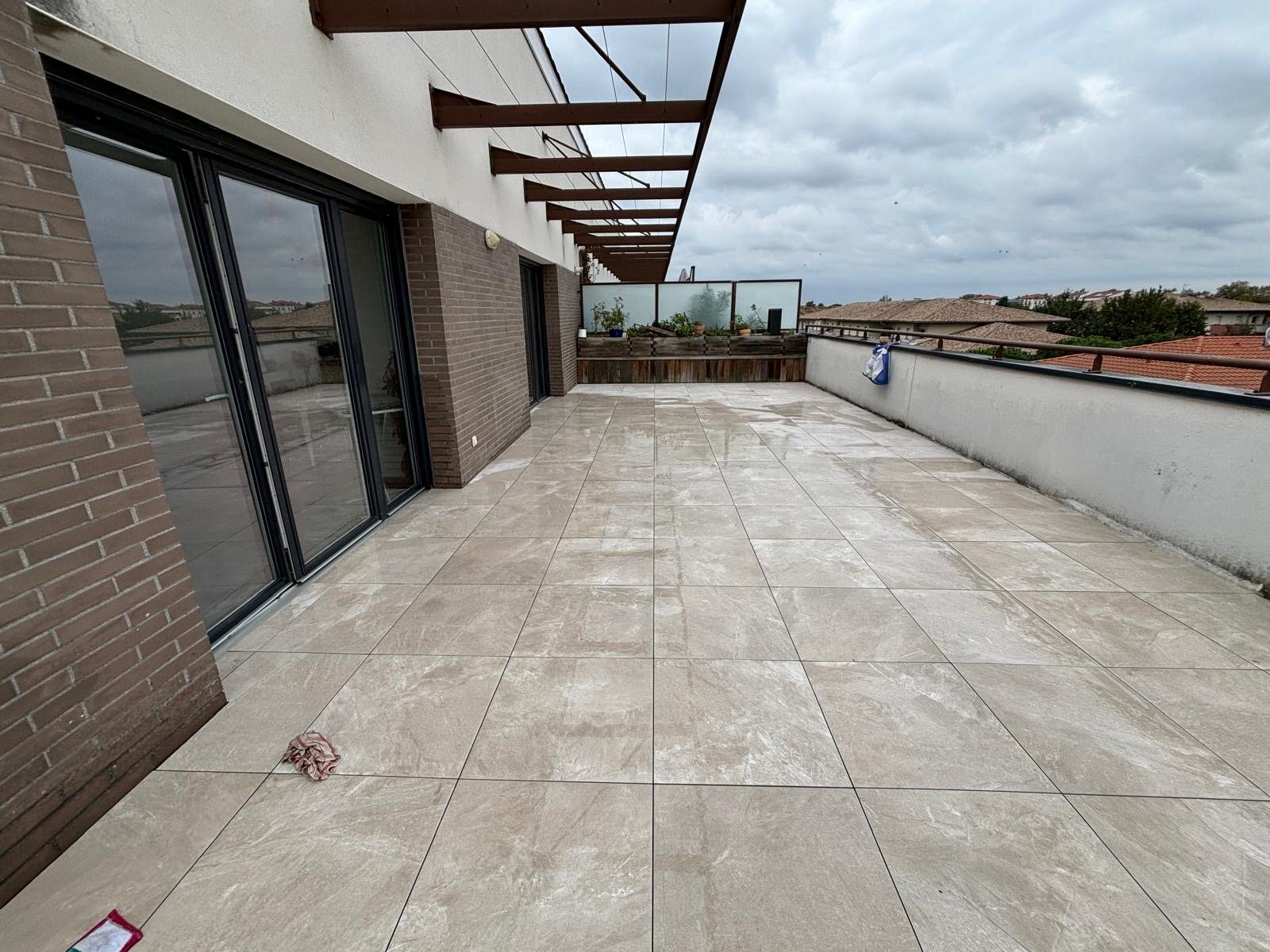 Terrasse d'attique refaite en dalles sur plots après travaux dans un collectif à Toulouse