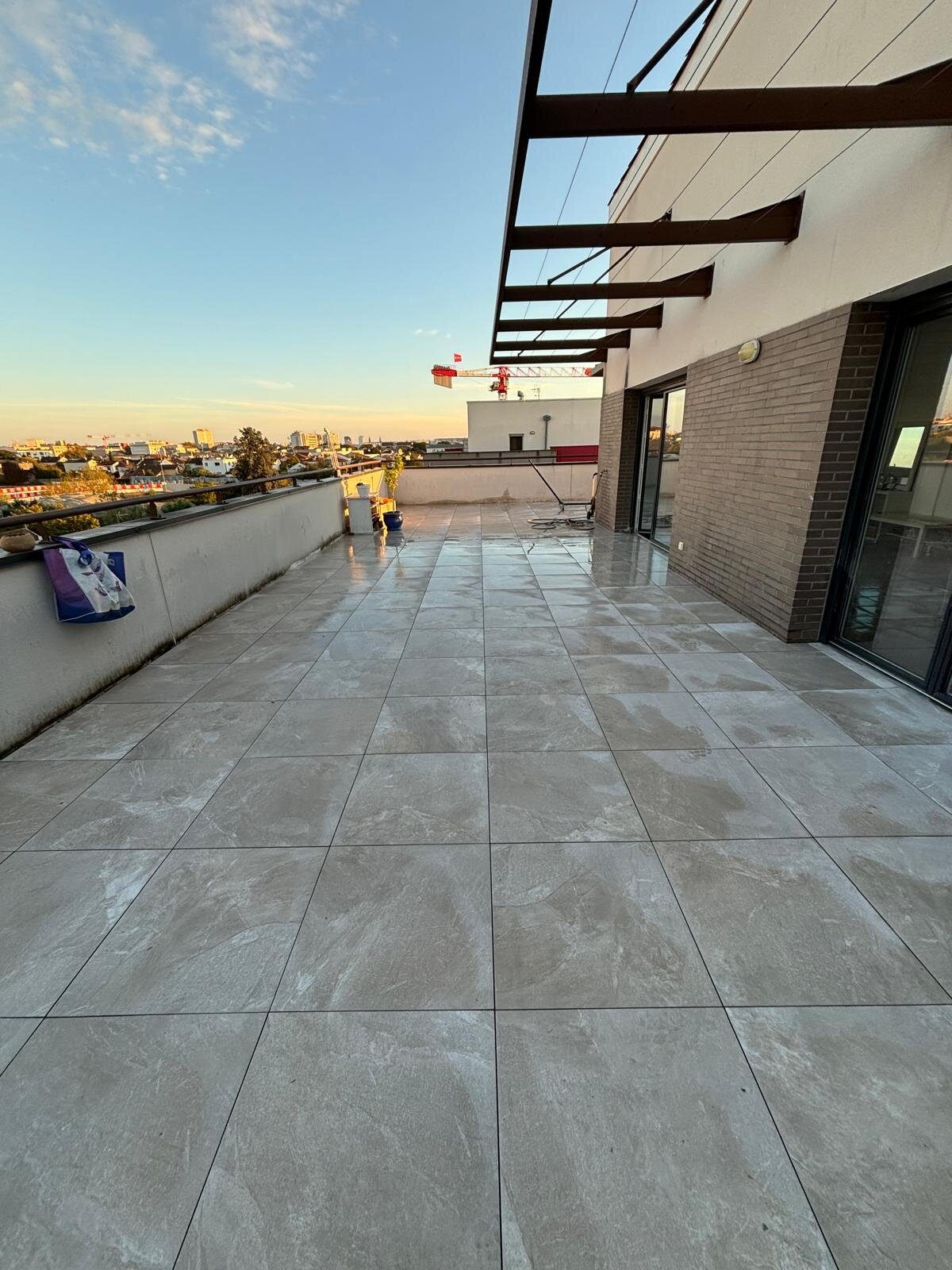 Une terrasse bois remplacée par des dalles sur plots