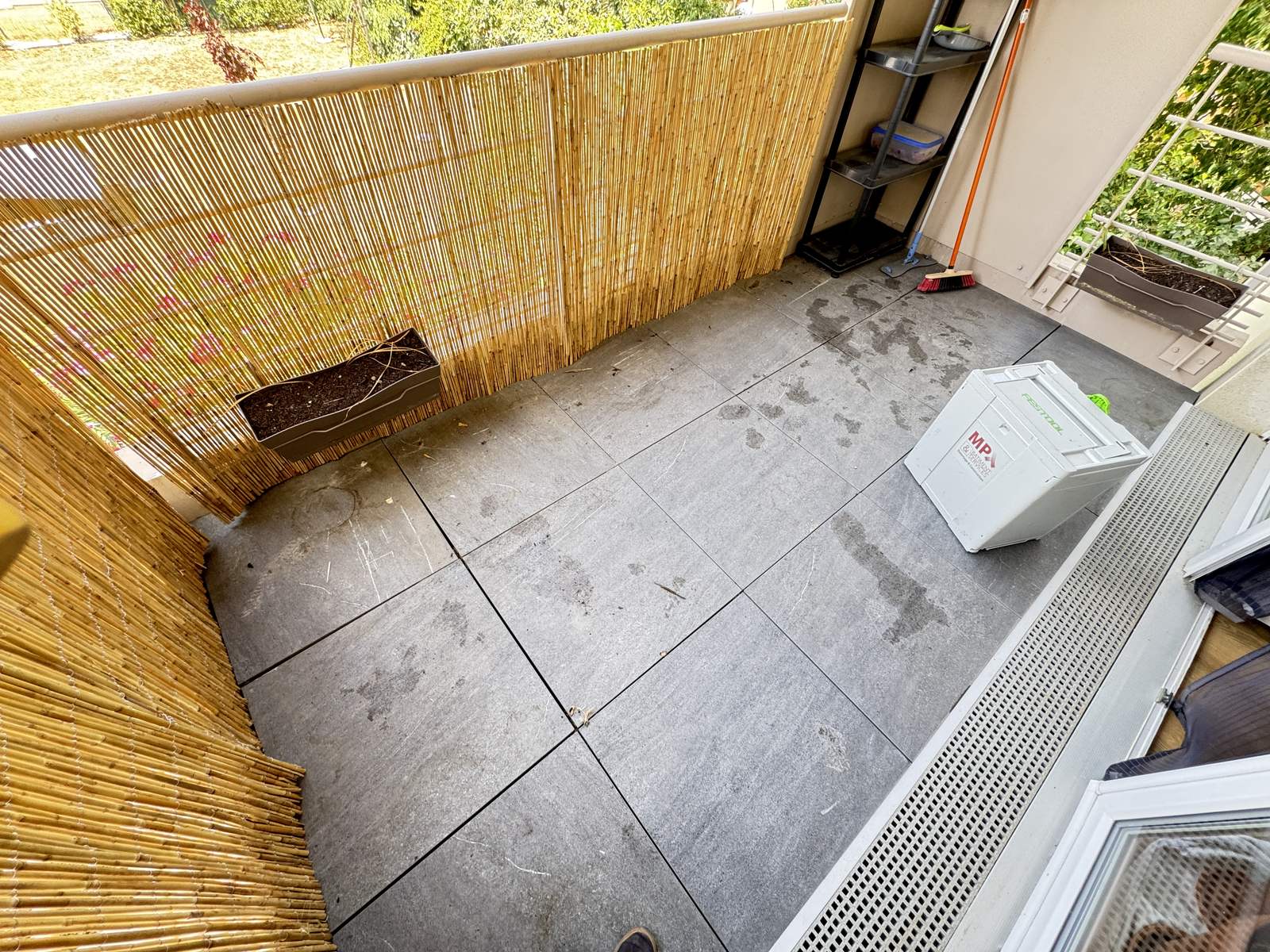 Terrasse sur plots investiguée lors d'une recherche de fuite dans un collectif à Toulouse
