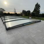 Terrasse carrelée de la plage de piscine avant travaux à Encausse