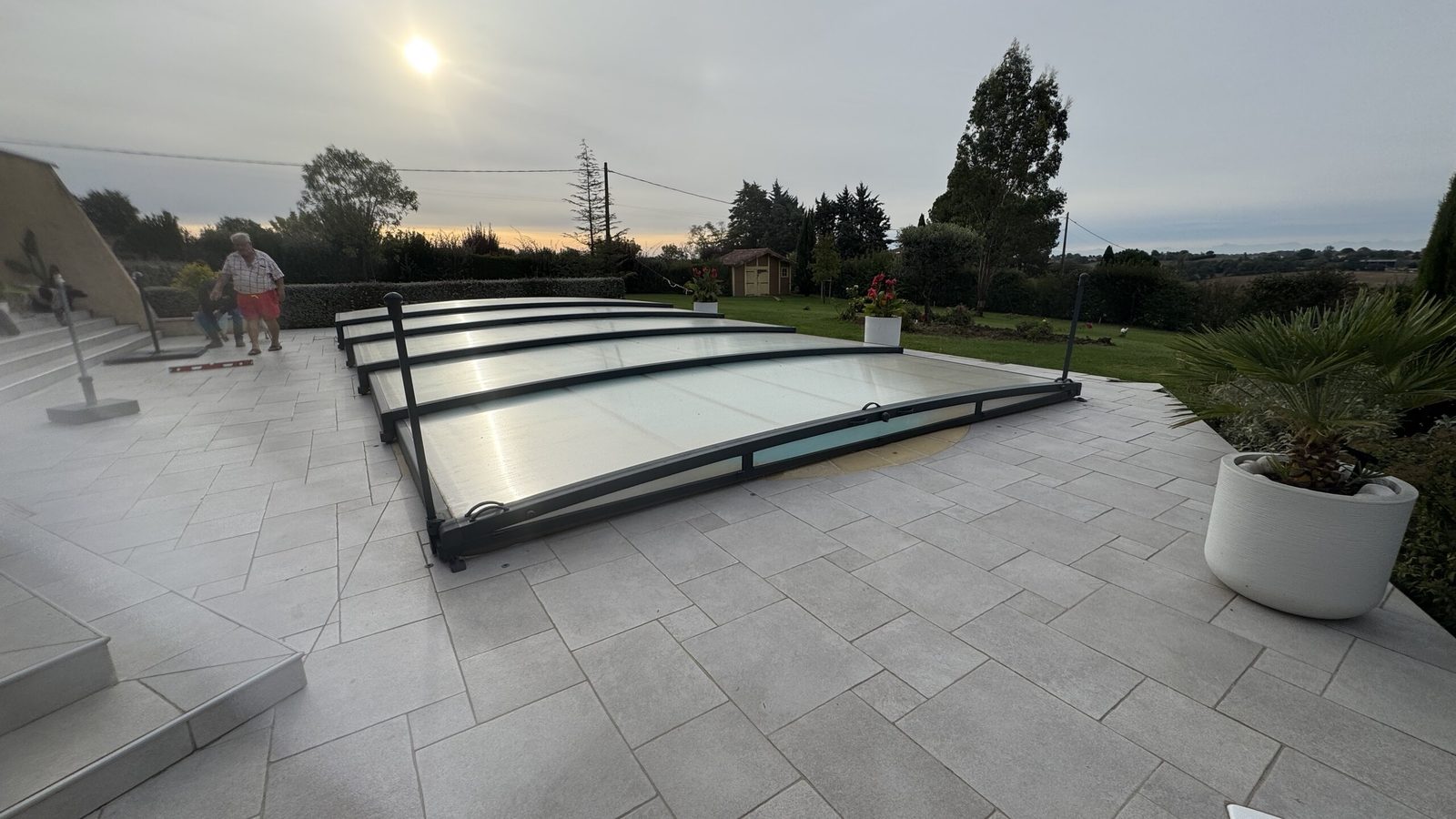 Terrasse carrelée de la plage de piscine avant travaux à Encausse