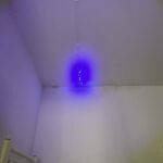 Traceur fluorescent révélé à la lampe UV dans la salle d'eau, preuve du passage de l'eau, à Toulouse