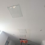 Trappes de visite laquées blanches posées en faux plafond après les ouvertures à Toulouse