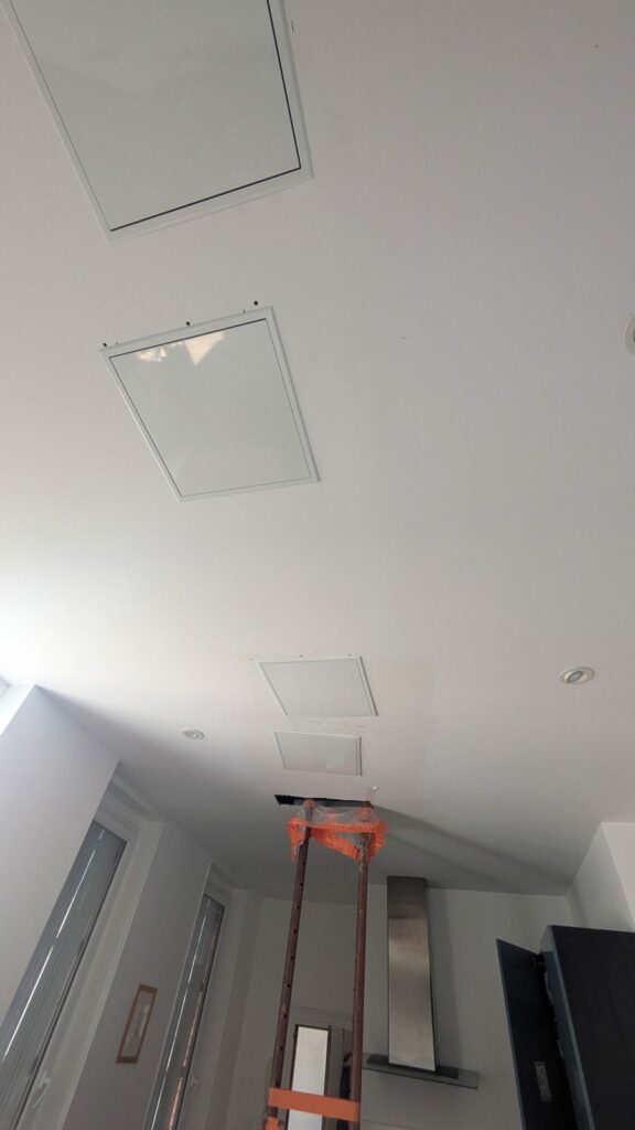 trappes-visite-laquees-faux-plafond-toulouse Trappes de visite laquées blanches posées en faux plafond après les ouvertures à Toulouse
